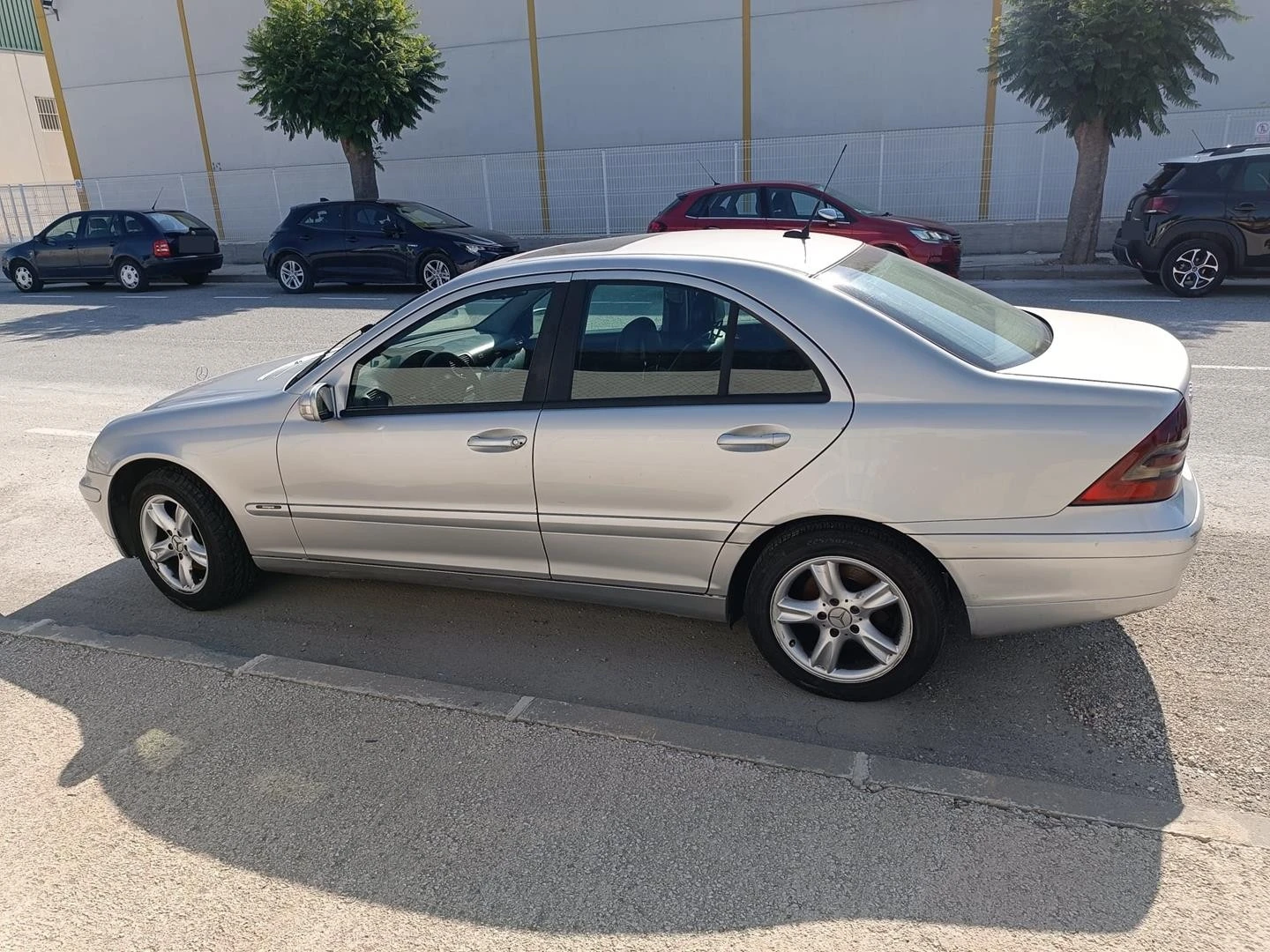 GUARDA-LAMAS FRENTE ESQUERDO MERCEDES-BENZ CLASE C