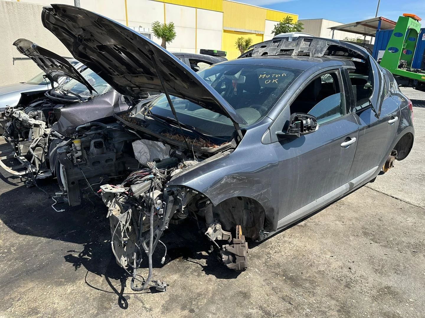 GUARDA-LAMAS FRENTE ESQUERDO RENAULT MEGANE III FASTBACK