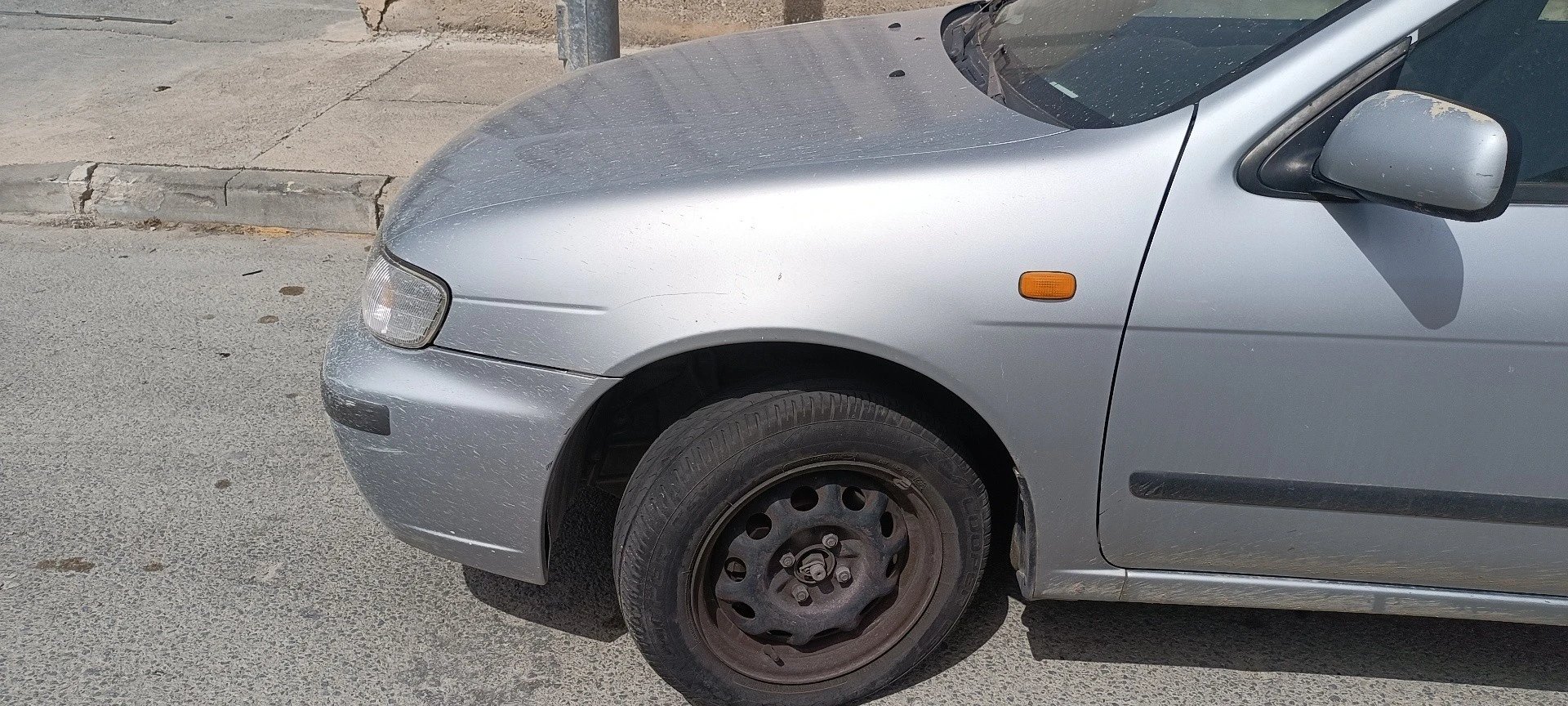 GUARDA-LAMAS FRENTE ESQUERDO NISSAN ALMERA I