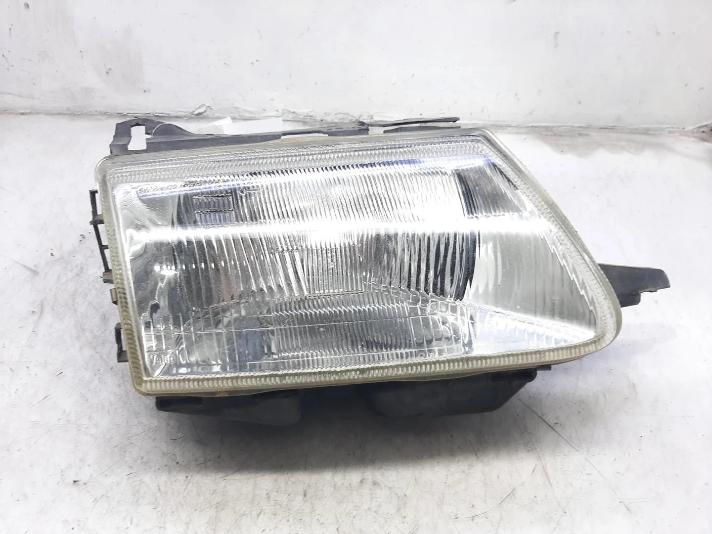 FAROL ESQUERDO CITROЁN SAXO