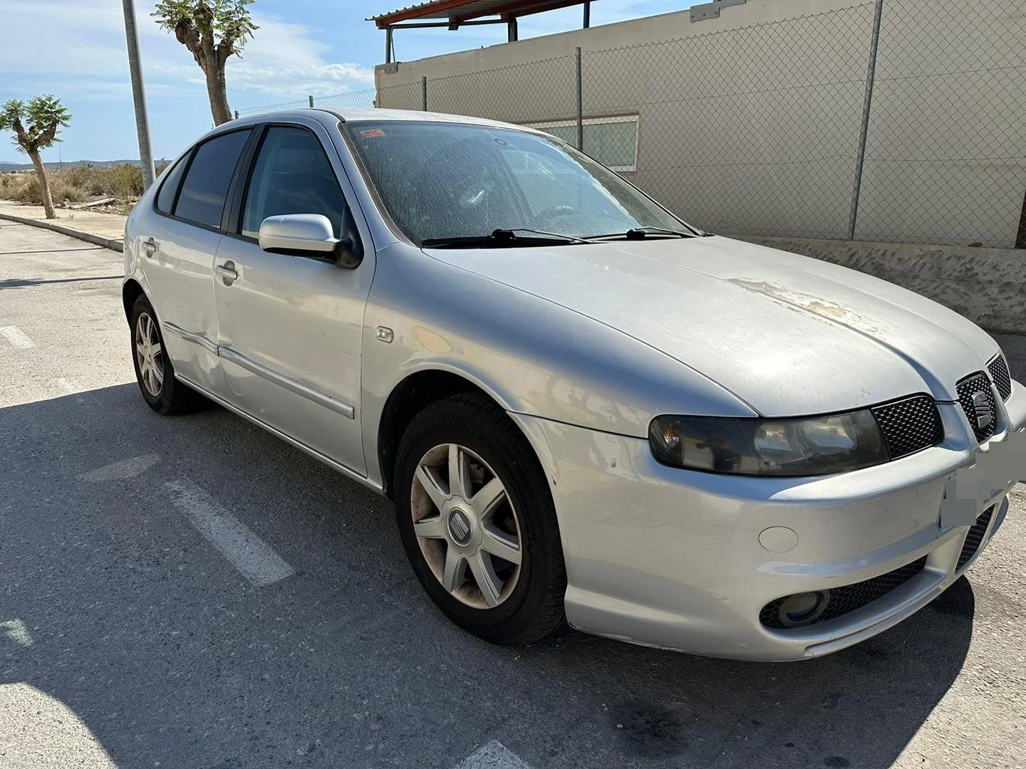 GUARDA-LAMAS FRENTE DIREITO SEAT LEON