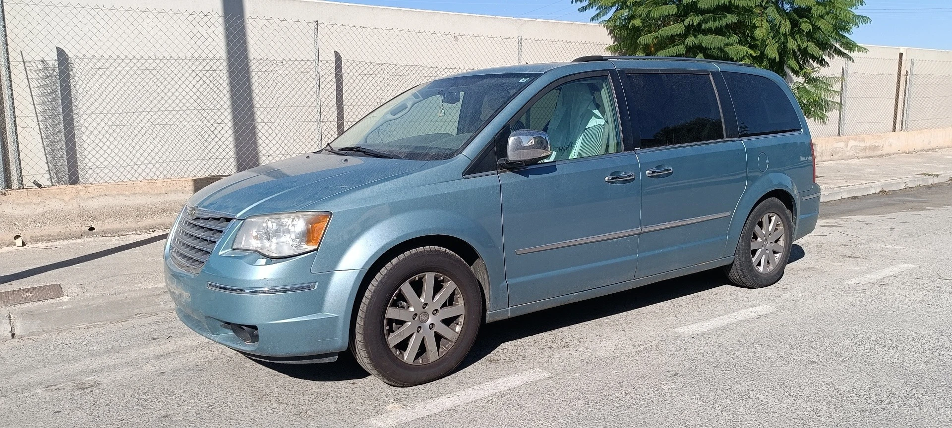 GUARDA-LAMAS FRENTE ESQUERDO CHRYSLER GRAND VOYAGER V