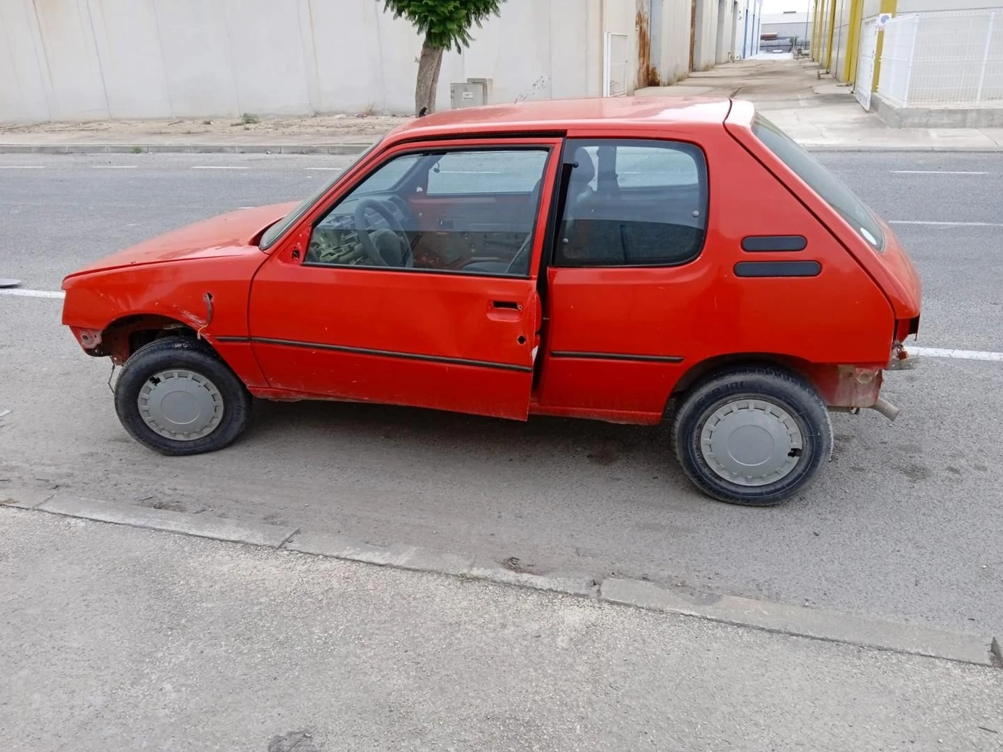 GUARDA-LAMAS FRENTE ESQUERDO PEUGEOT 205 II