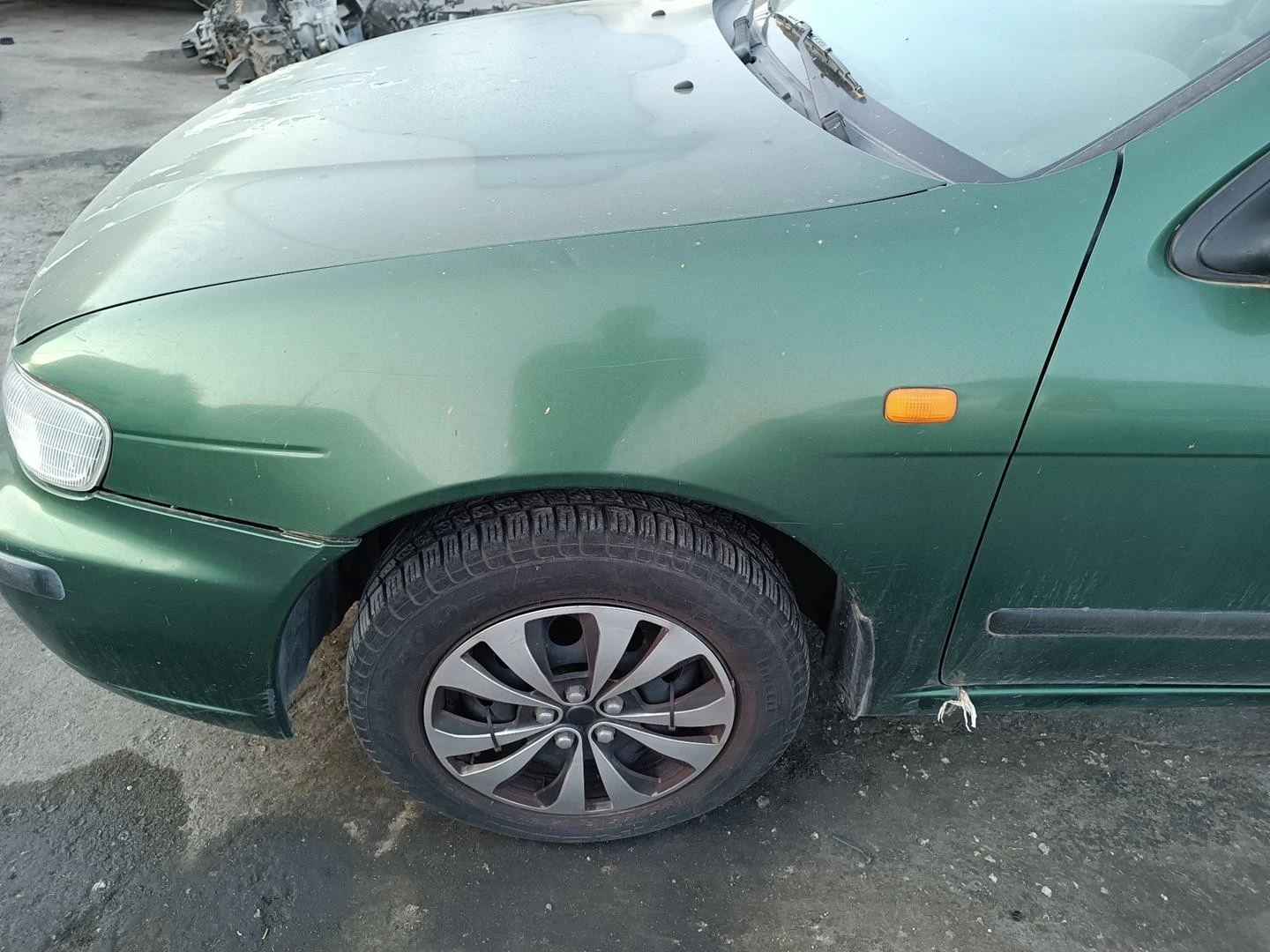 GUARDA-LAMAS FRENTE ESQUERDO NISSAN ALMERA I