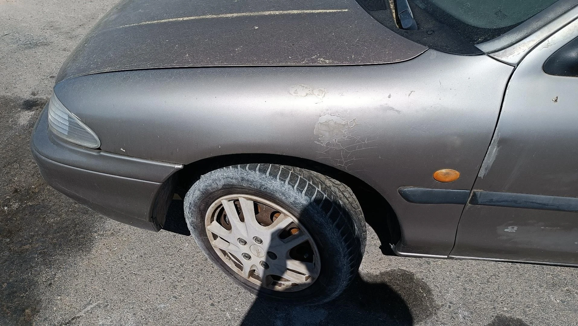 GUARDA-LAMAS FRENTE ESQUERDO FORD MONDEO I SEDÁN