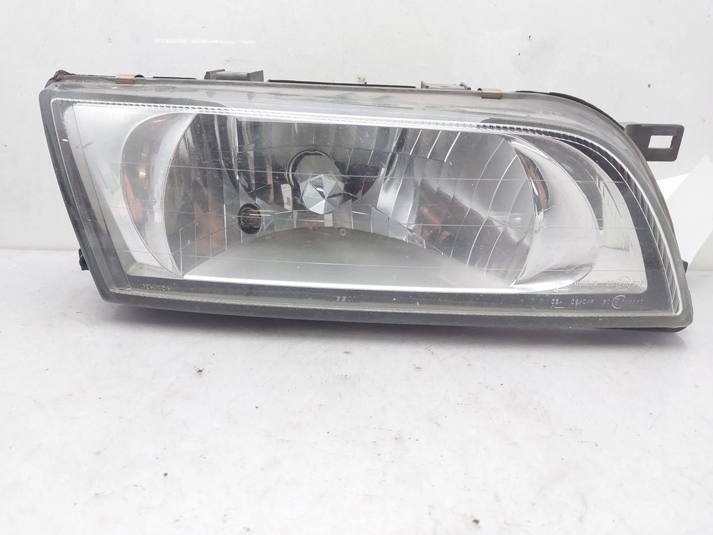 FAROL DIREITO NISSAN ALMERA I