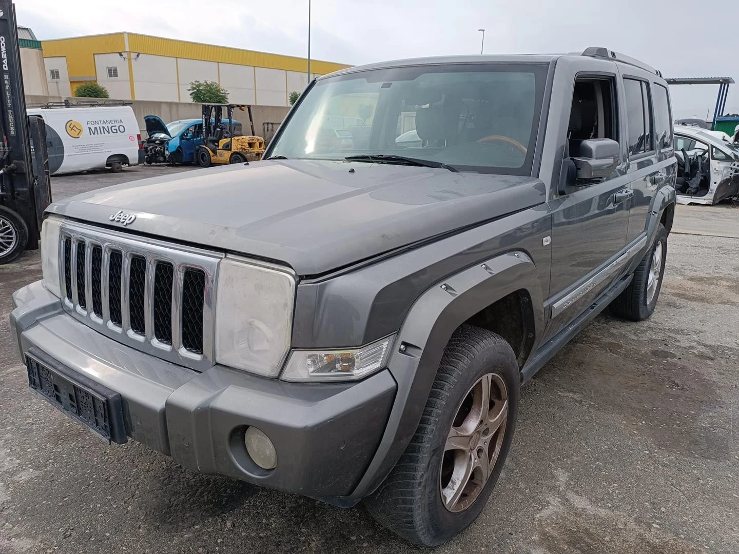 GUARDA-LAMAS FRENTE ESQUERDO JEEP GRAND CHEROKEE III