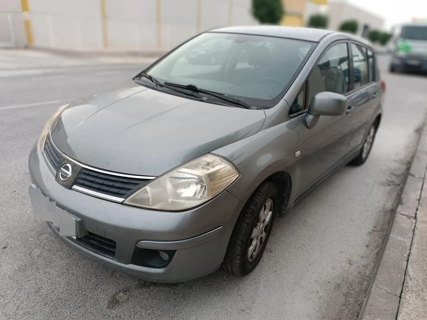 GUARDA-LAMAS FRENTE ESQUERDO NISSAN TIIDA SEDÁN