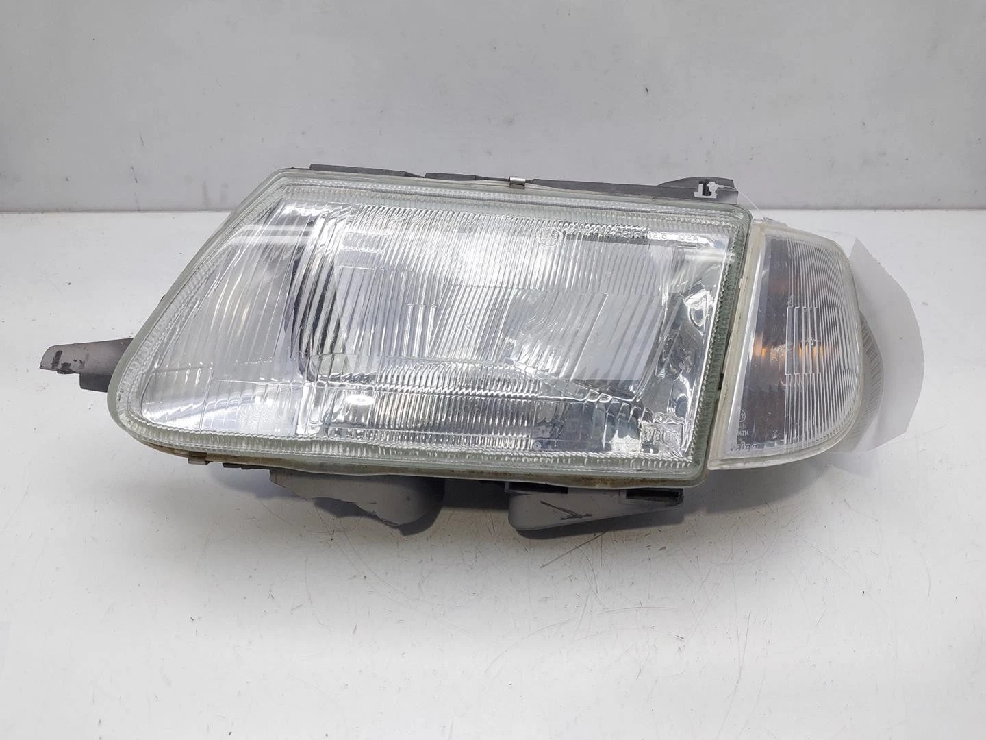 FAROL ESQUERDO CITROЁN SAXO