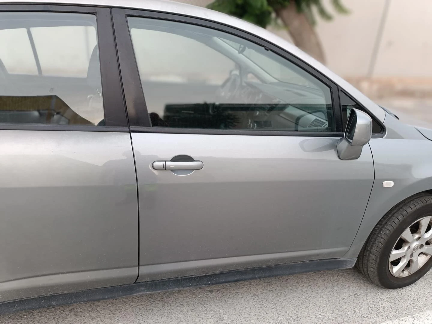 PORTA FRENTE DIREITA NISSAN TIIDA SEDÁN