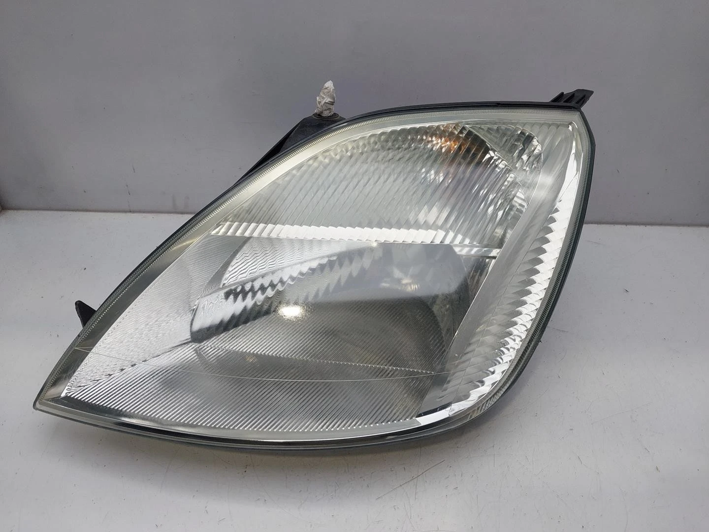 FAROL ESQUERDO FORD FIESTA V