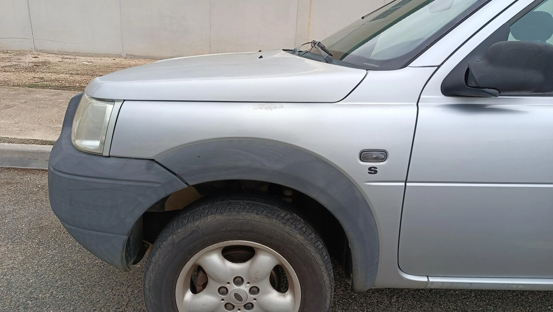 GUARDA-LAMAS FRENTE ESQUERDO LAND ROVER FREELANDER