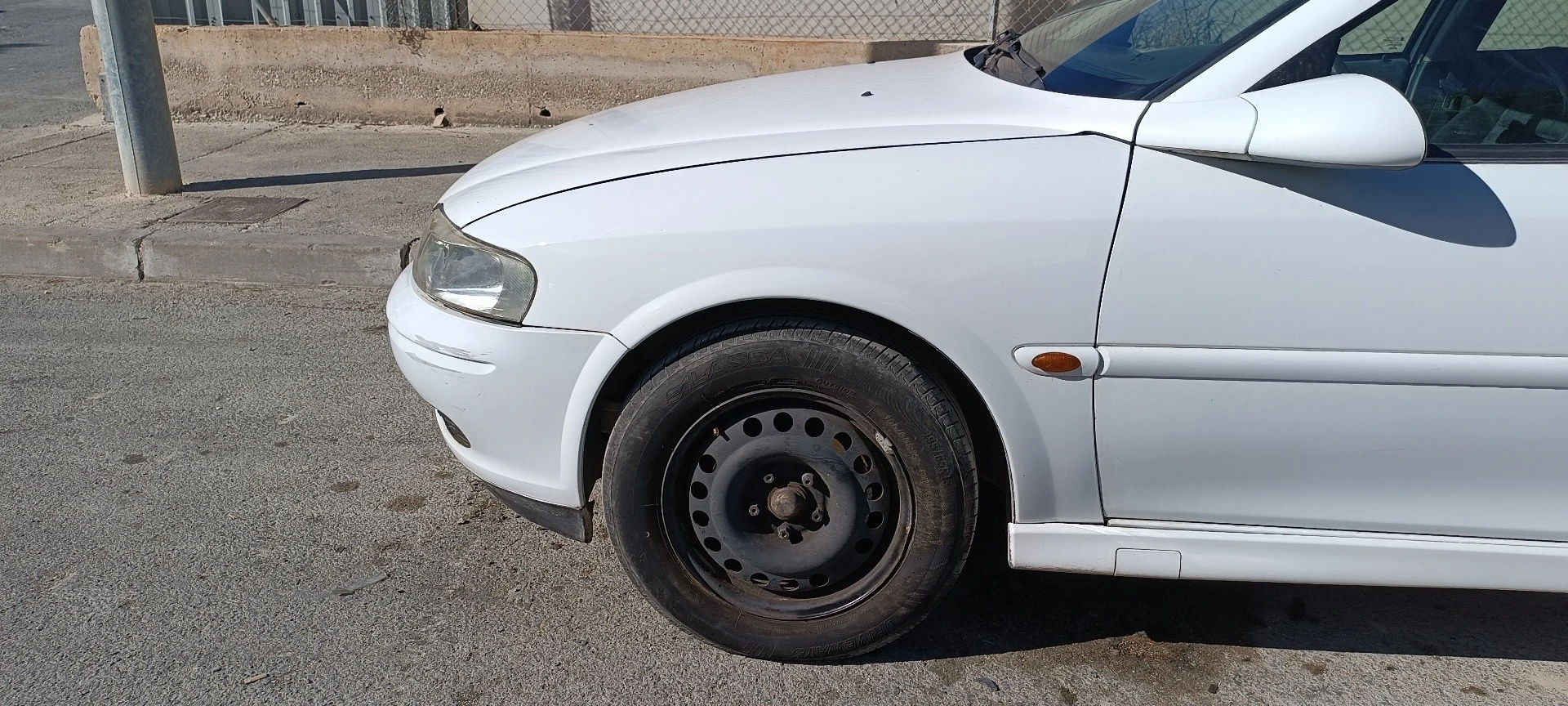 GUARDA-LAMAS FRENTE ESQUERDO OPEL VECTRA B